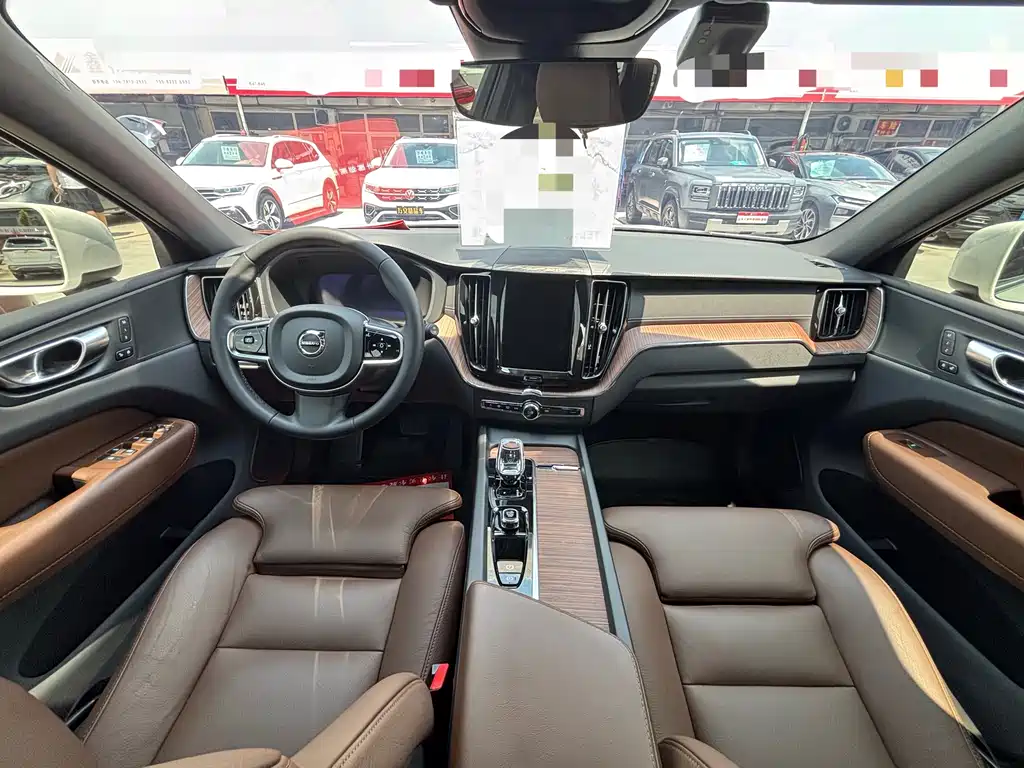 Volvo XC60 Plug-In Hybrid 2023 — фото 5