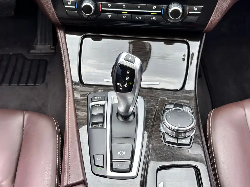BMW 5 Series 2016 — фото 18