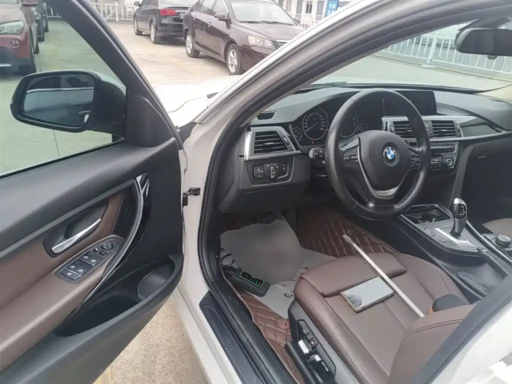 BMW 3 Series 2018 — фото 16