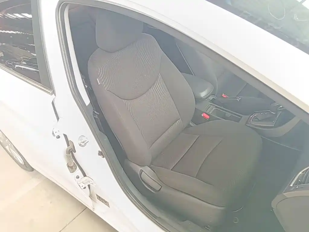 Hyundai Elantra 2016 — фото 25