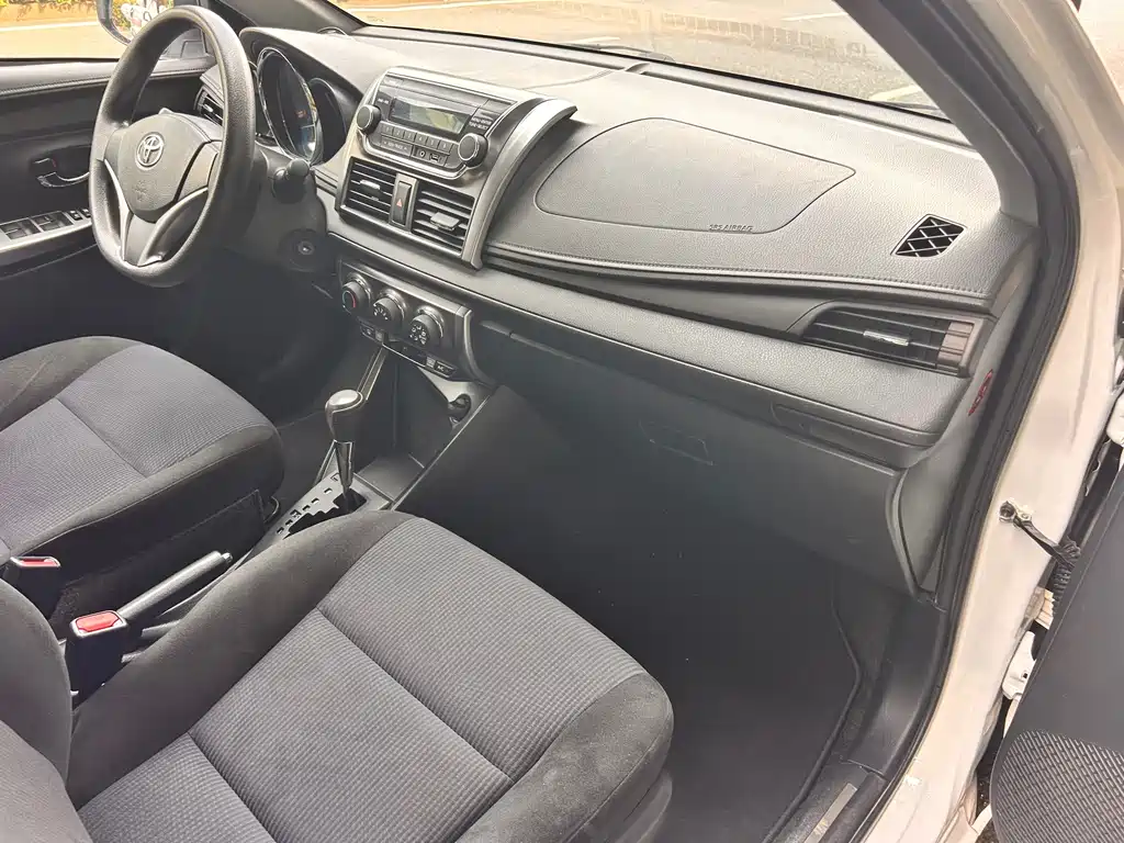 Toyota Yaris L 2015 — фото 10