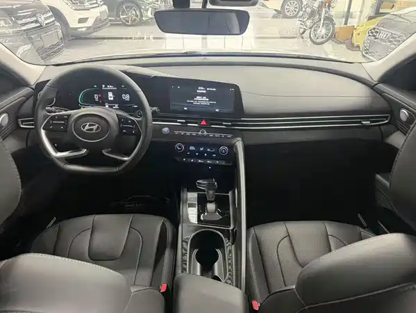 Hyundai Elantra 2023
