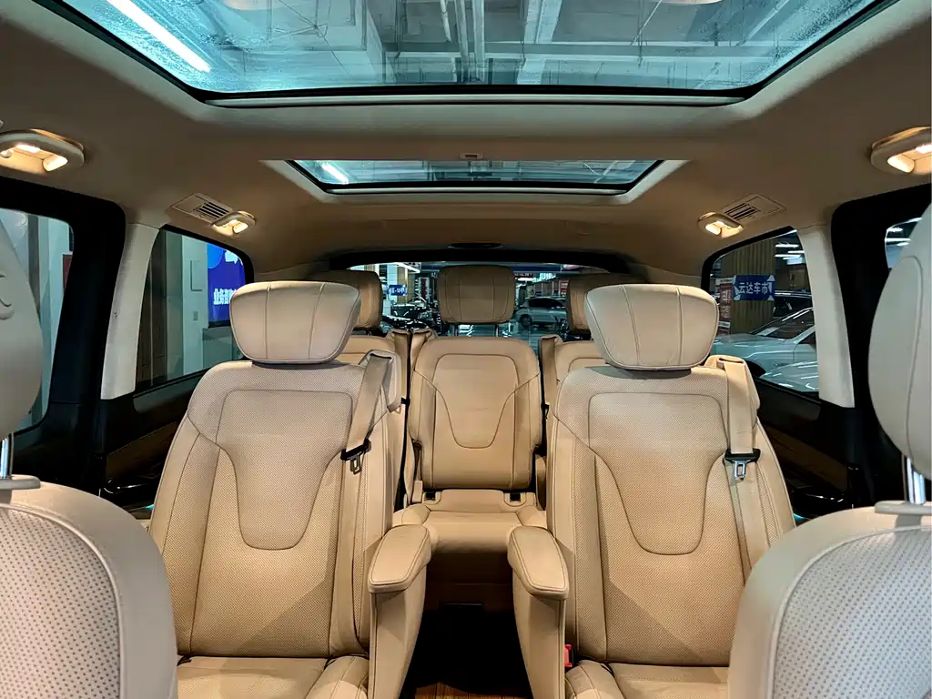 Mercedes-Benz V-Class 2019 — фото 17