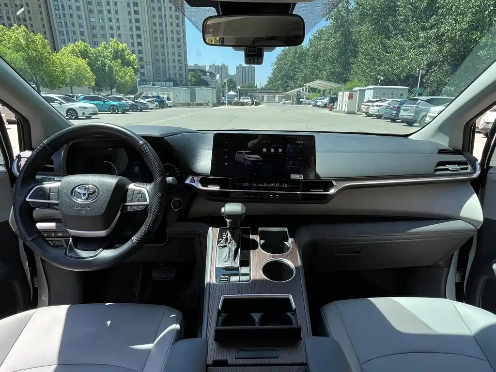 Toyota Granvia 2025