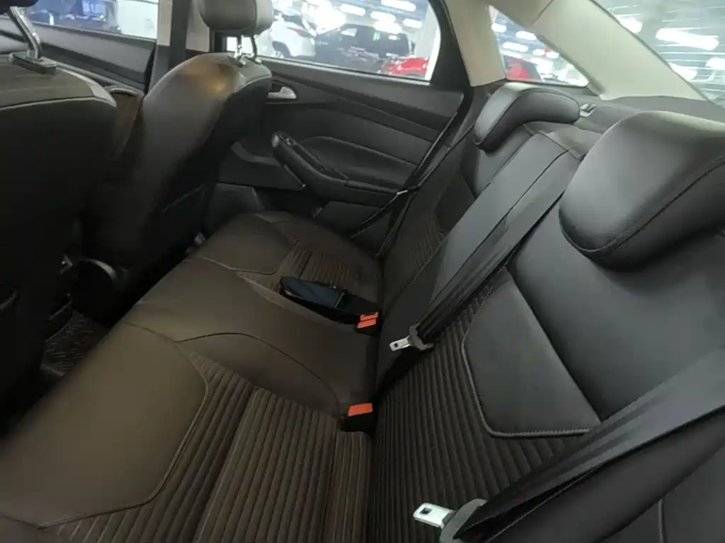 Ford Focus 2015 — фото 17