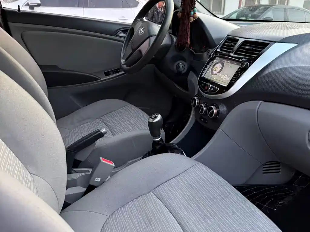 Hyundai Verna 2015 — фото 10