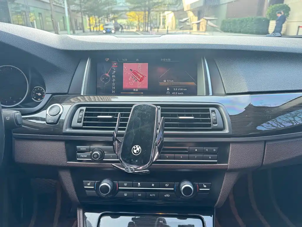 BMW 5 Series 2015 — фото 17