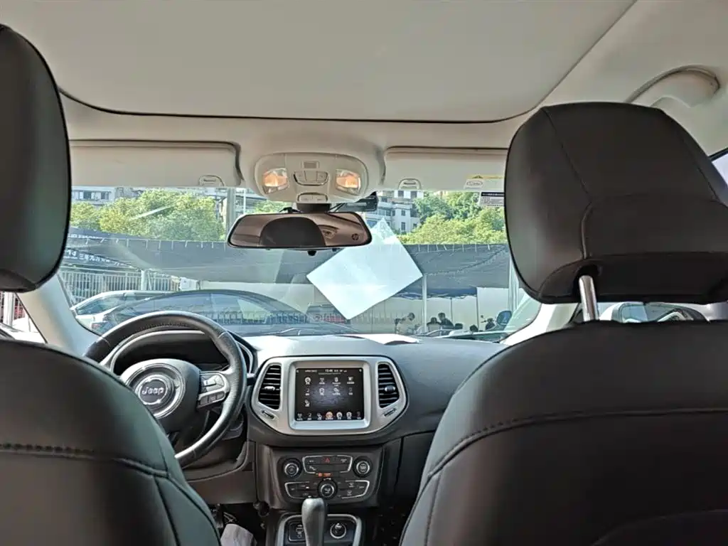 Jeep Compass 2018 — фото 18