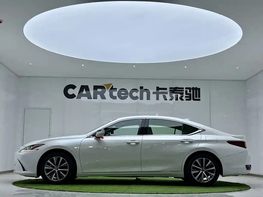 Lexus ES 2018 — фото 2