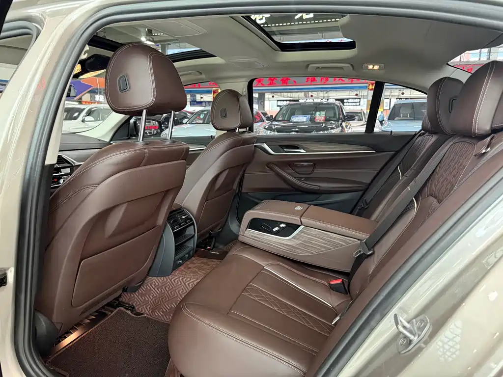 BMW 5 Series 2018 — фото 11