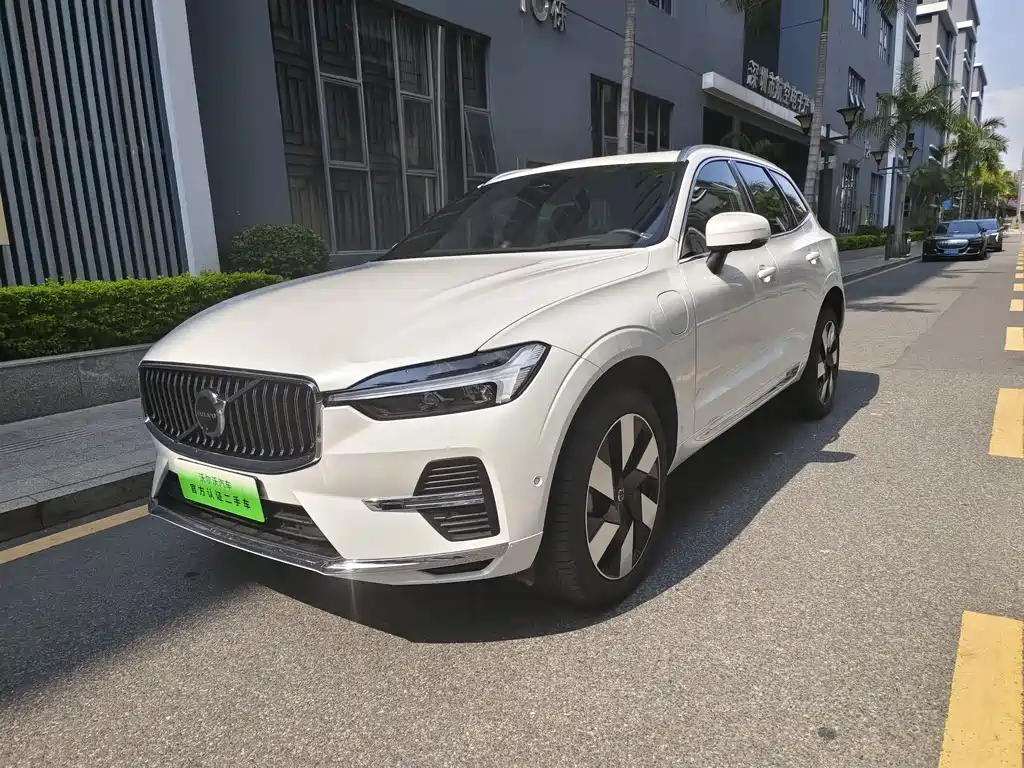 Volvo XC60 PHEV 2023 — фото 1