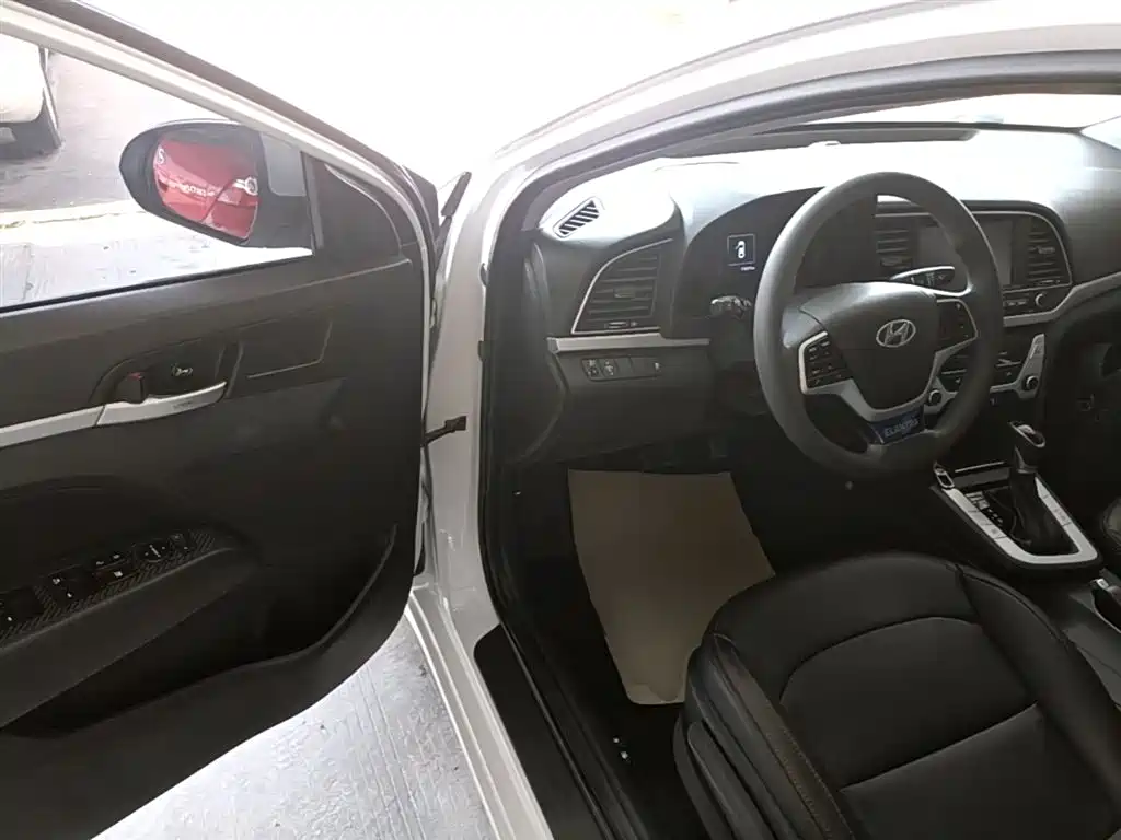 Hyundai Elantra 2019 — фото 16