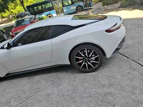Aston Martin DB11 2019