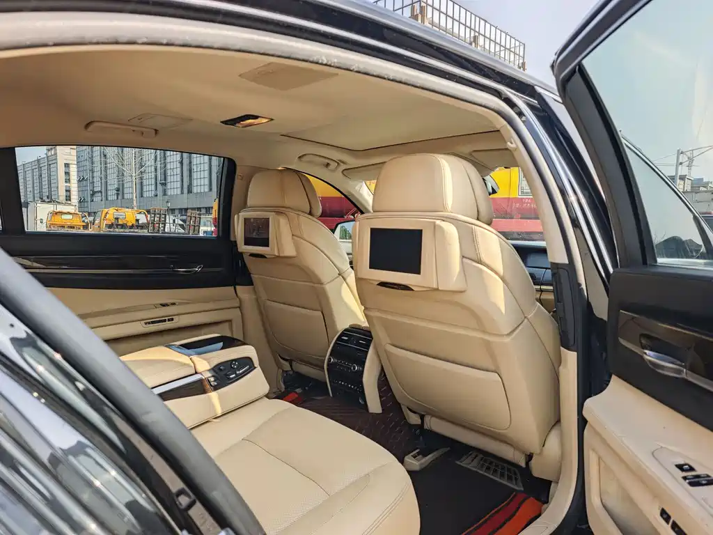 BMW 7 Series 2013 — фото 10