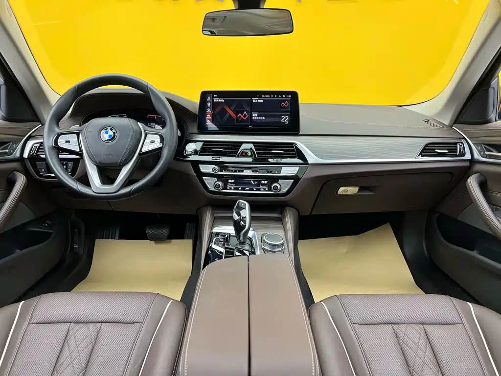 BMW 5 Series 2021 — фото 10