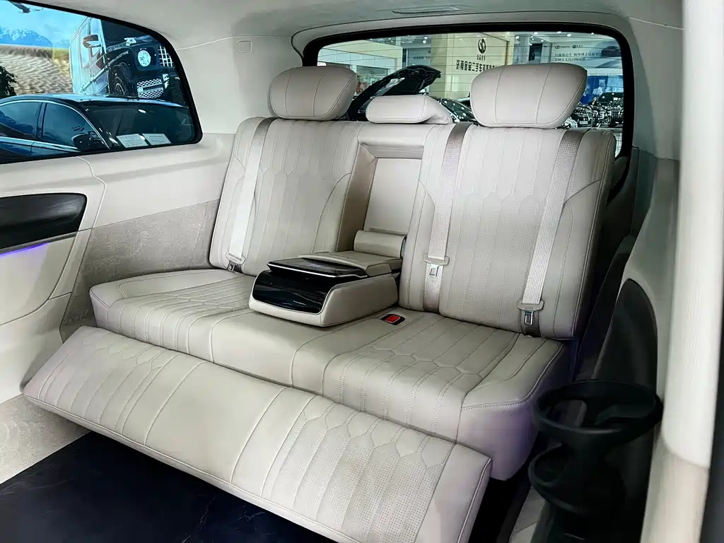 Mercedes-Benz V-Class 2025 — фото 12