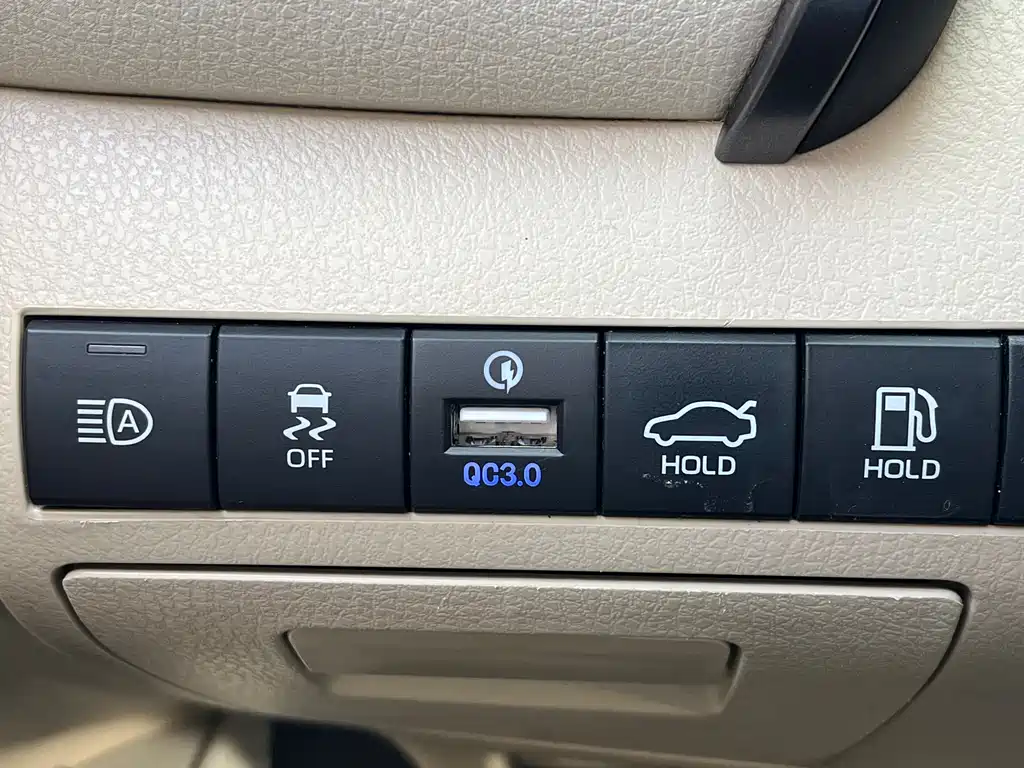 Toyota Camry 2019 — фото 18