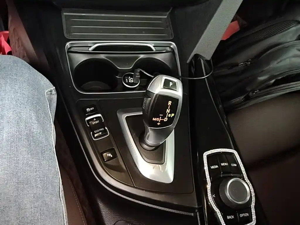 BMW 3 Series 2018 — фото 14