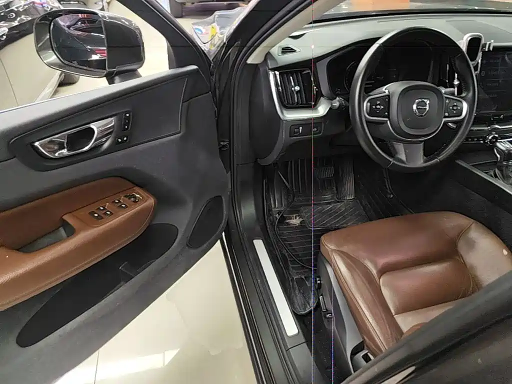 Volvo XC60 2019 — фото 16