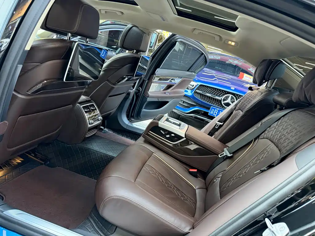 BMW 7 Series 2021 — фото 17