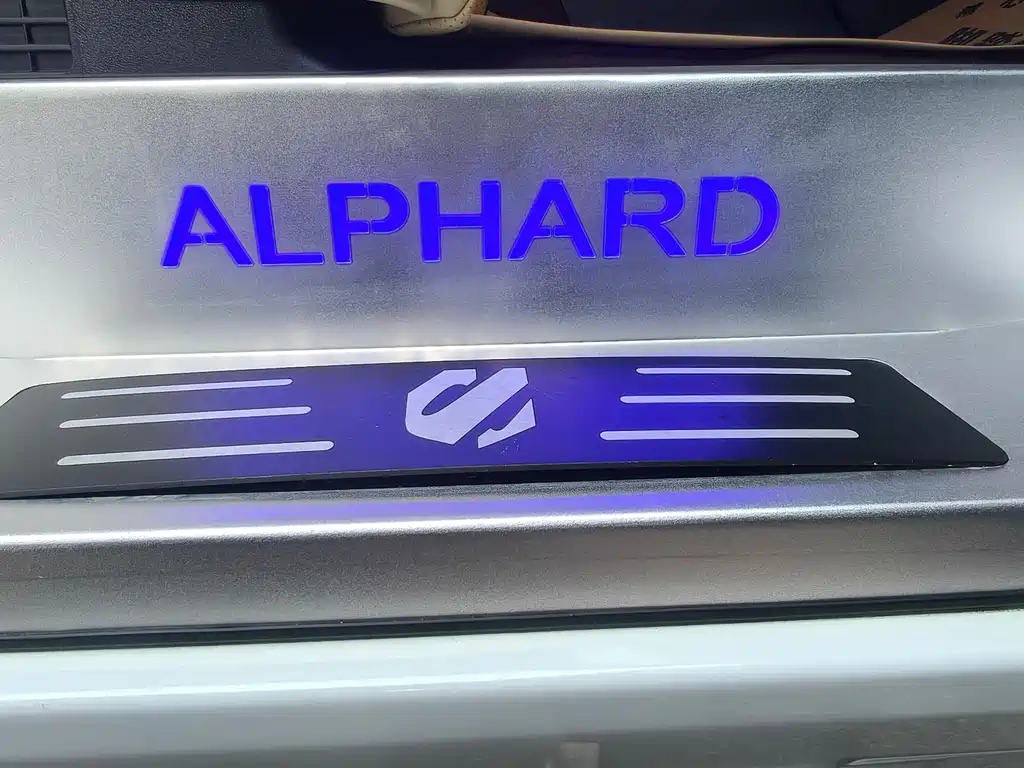 Toyota Alphard 2022 — фото 19