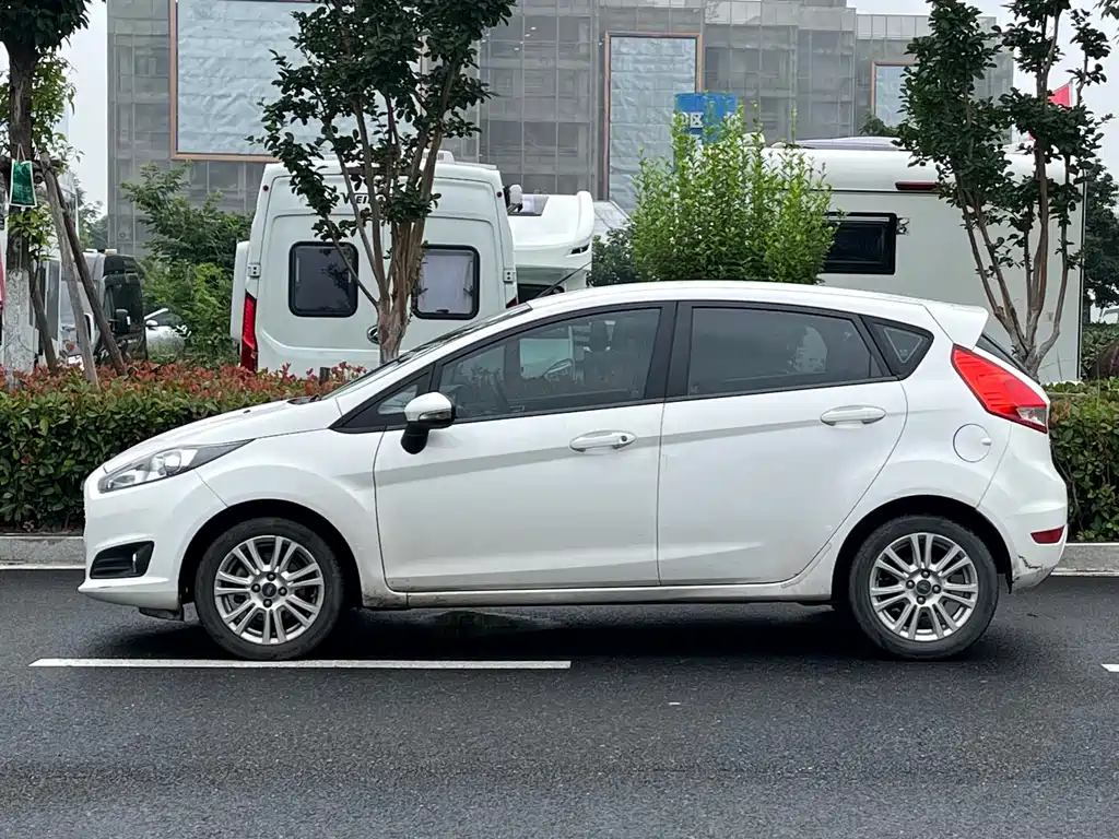 Ford Fiesta 2015 — фото 3