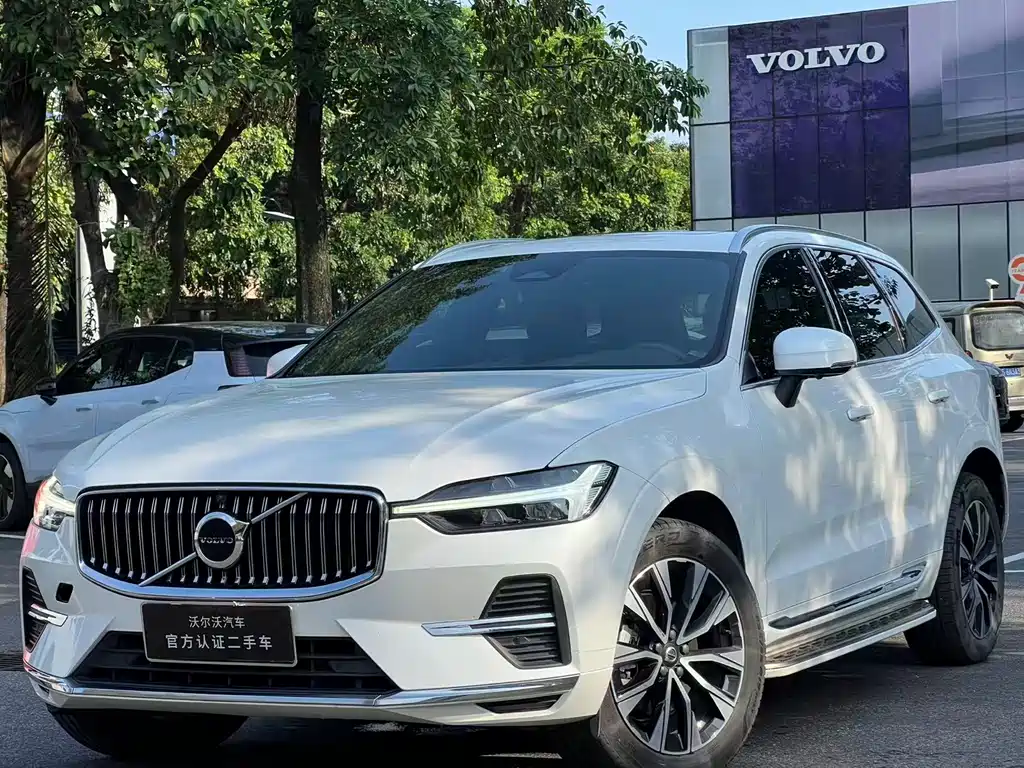 Volvo XC60 2022 — фото 1