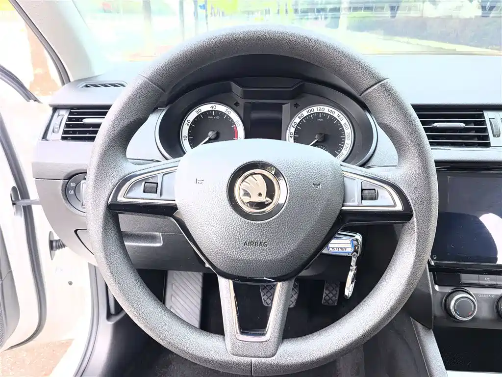 Skoda Octavia 2023 — фото 3