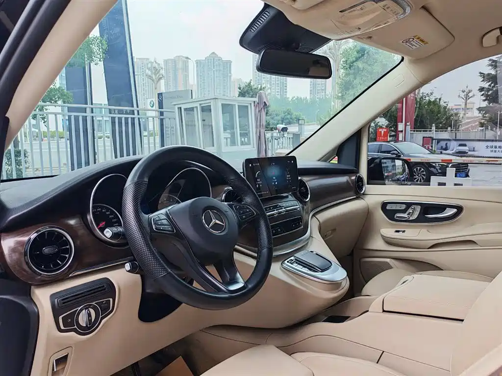 Mercedes-Benz V-Class 2024 — фото 12