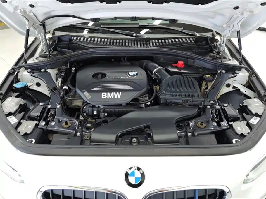 BMW 1 Series 2018 — фото 10