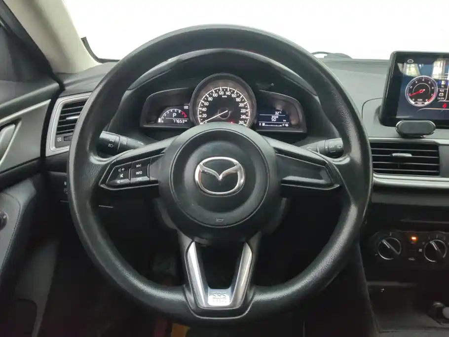 Mazda 3 Axela 2018 — фото 15