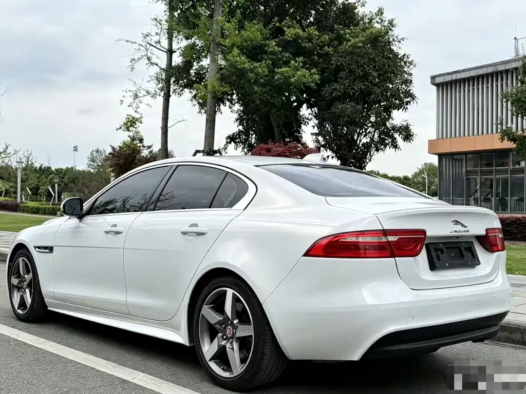 Jaguar XE 2016 — фото 7