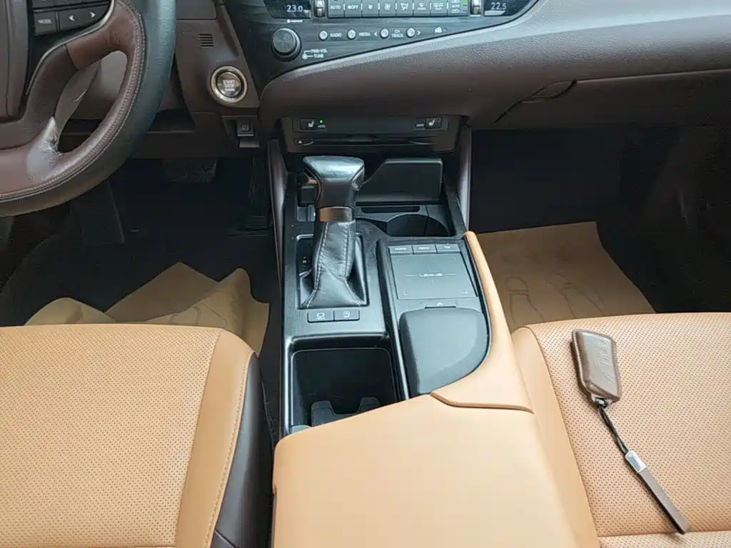 Lexus ES 2020 — фото 14