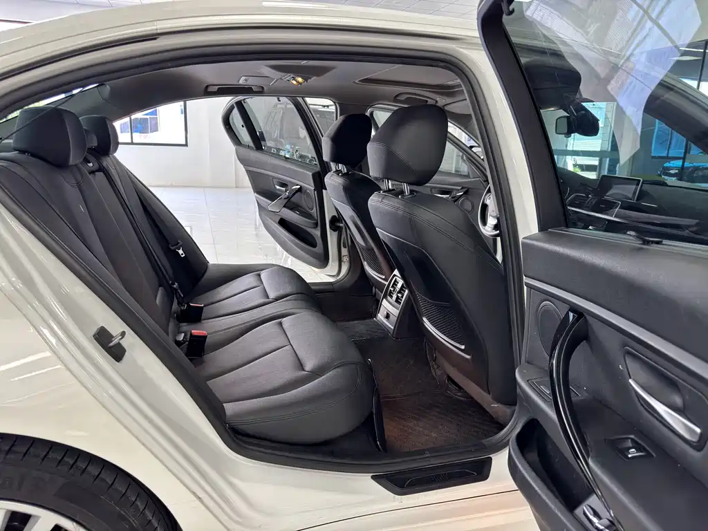 BMW 3 Series 2017 — фото 10
