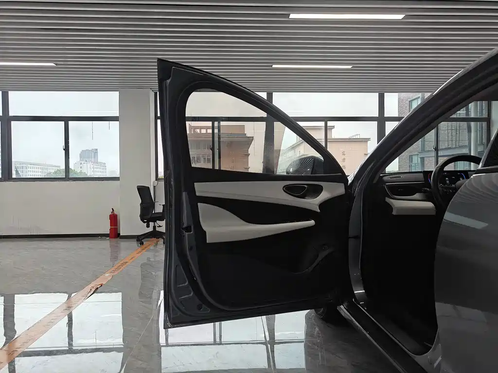 BYD Seal 05 DM-i 2025 — фото 8