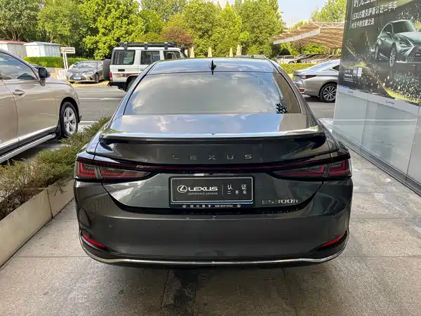 Lexus ES 2025