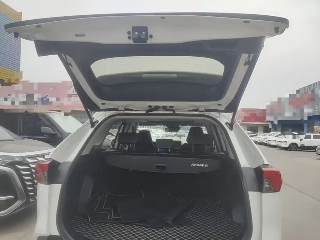 Toyota RAV4 2020 — фото 19