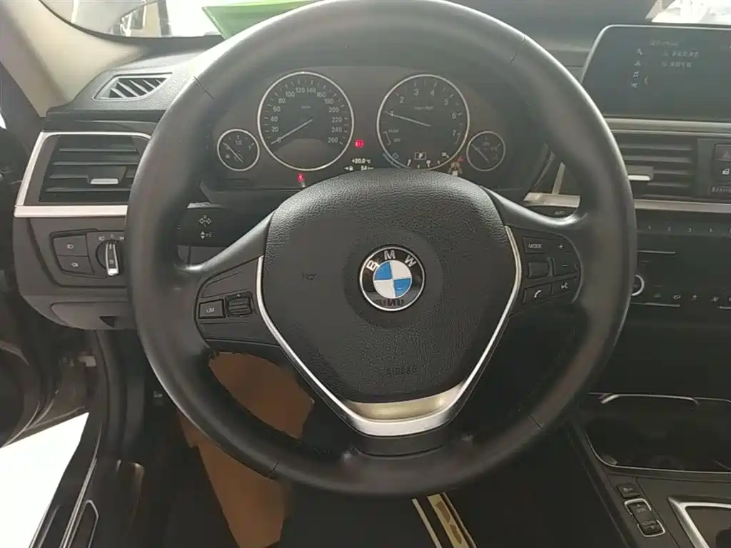 BMW 3 Series 2018 — фото 11