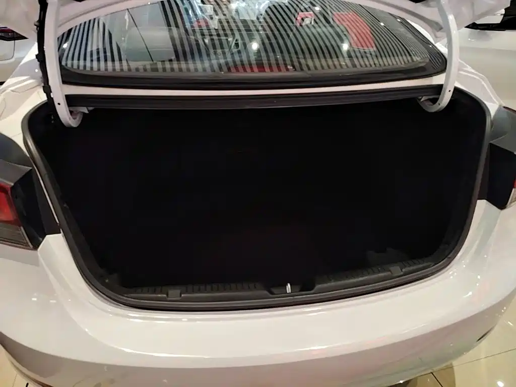 Hyundai Elantra 2017 — фото 19