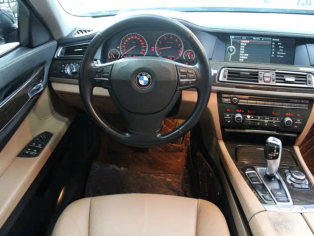 BMW 7 Series 2011 — фото 8
