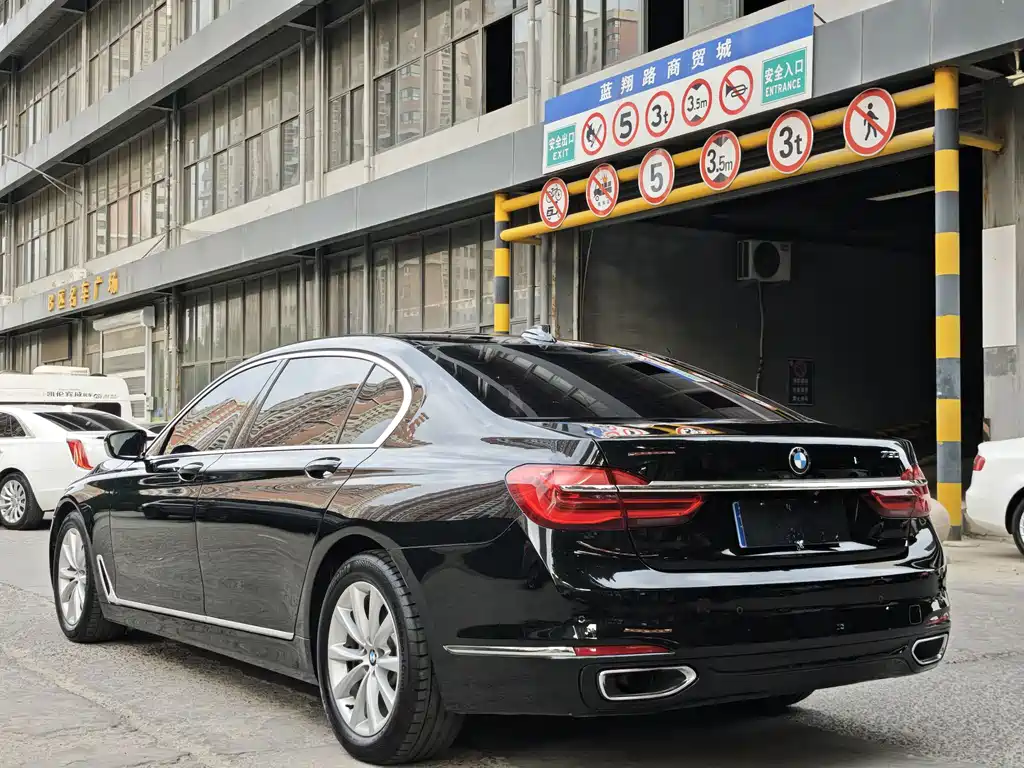 BMW 7 Series 2017 — фото 11