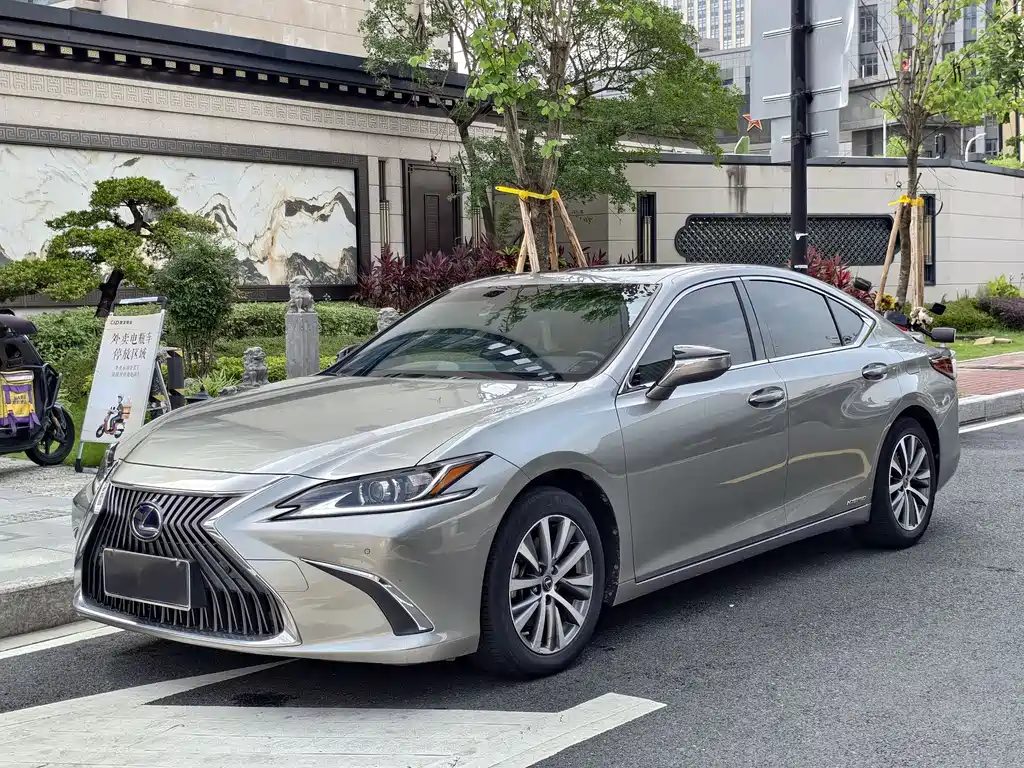 Lexus ES 2020 — фото 1