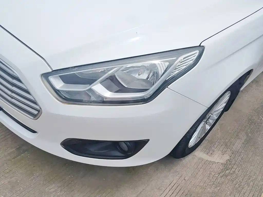 Ford Escort 2015 — фото 24