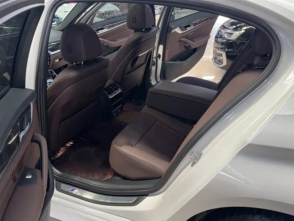 BMW 5 Series 2019 — фото 15