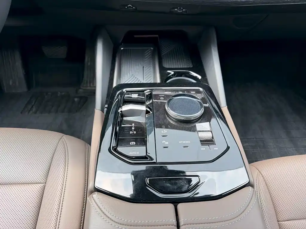 BMW 5 Series 2025 — фото 11