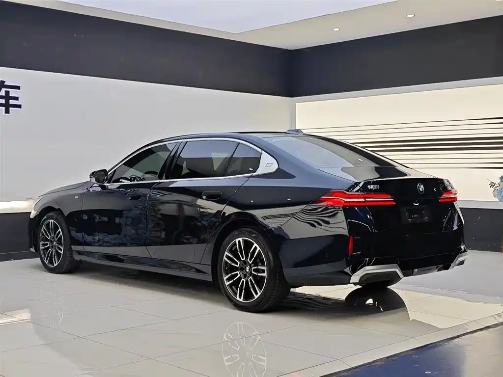 BMW 5 Series 2024 — фото 13