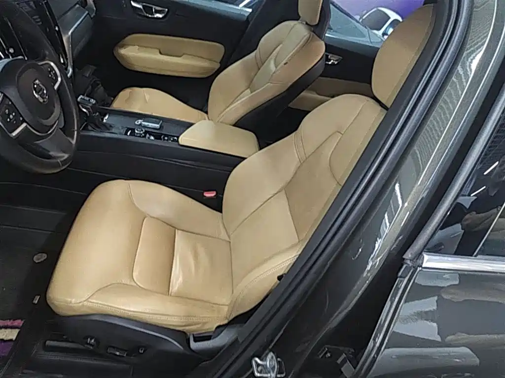 Volvo XC60 2018 — фото 15