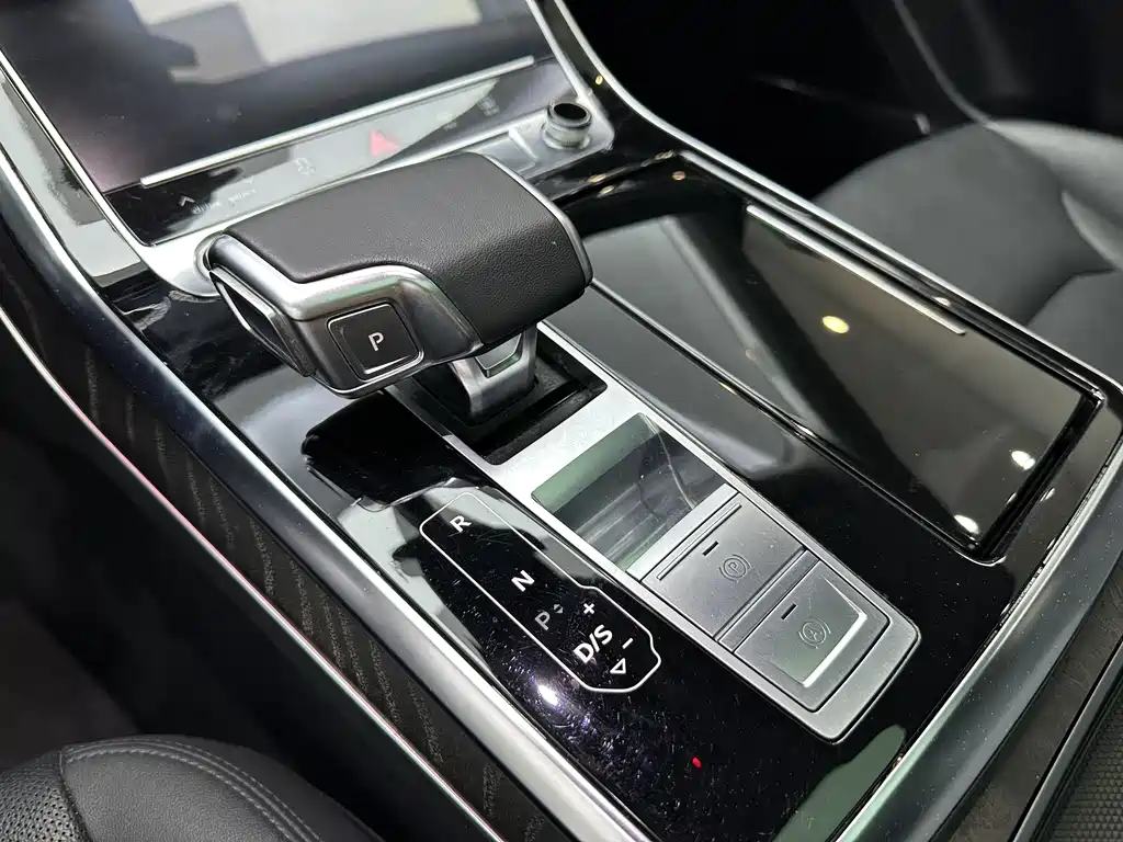 Audi Q8 2023 — фото 15