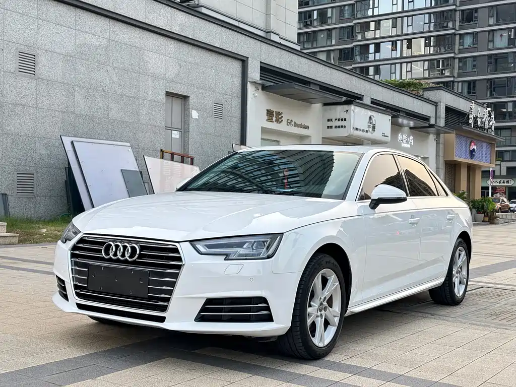 Audi A4L 2018 — фото 1