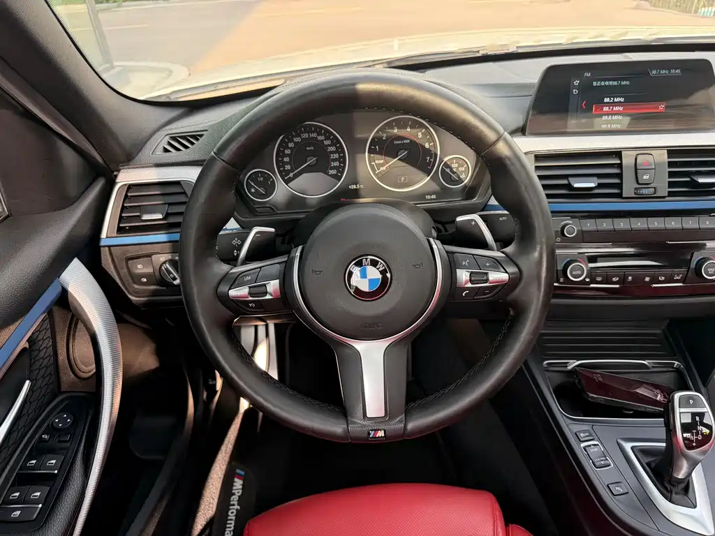 BMW 3 Series 2018 — фото 13